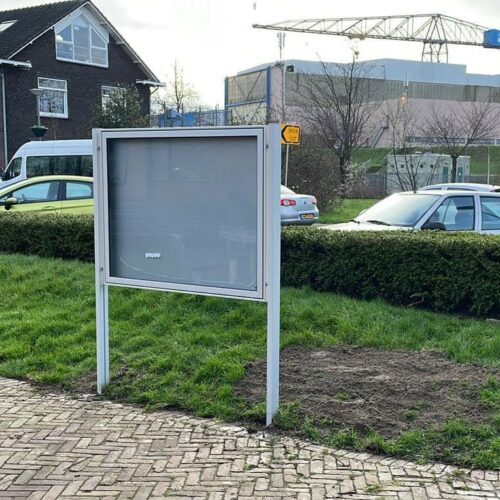 Vrijstaande informatieborden 43 Deze buitenvitrines zijn vervaardigd uit zilver geanodiseerd aluminium, met een robuuste 5×10 cm omlijsting, wat garant staat voor langdurig en stabiel gebruik in weer en wind.